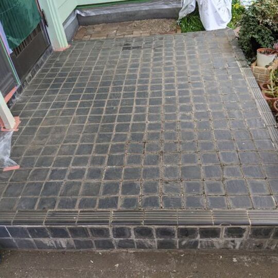 玄関外ポーチのタイル張替工事