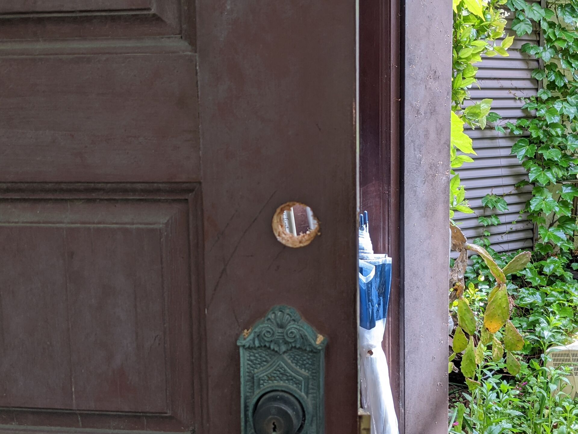 玄関扉の補助鍵取付工事