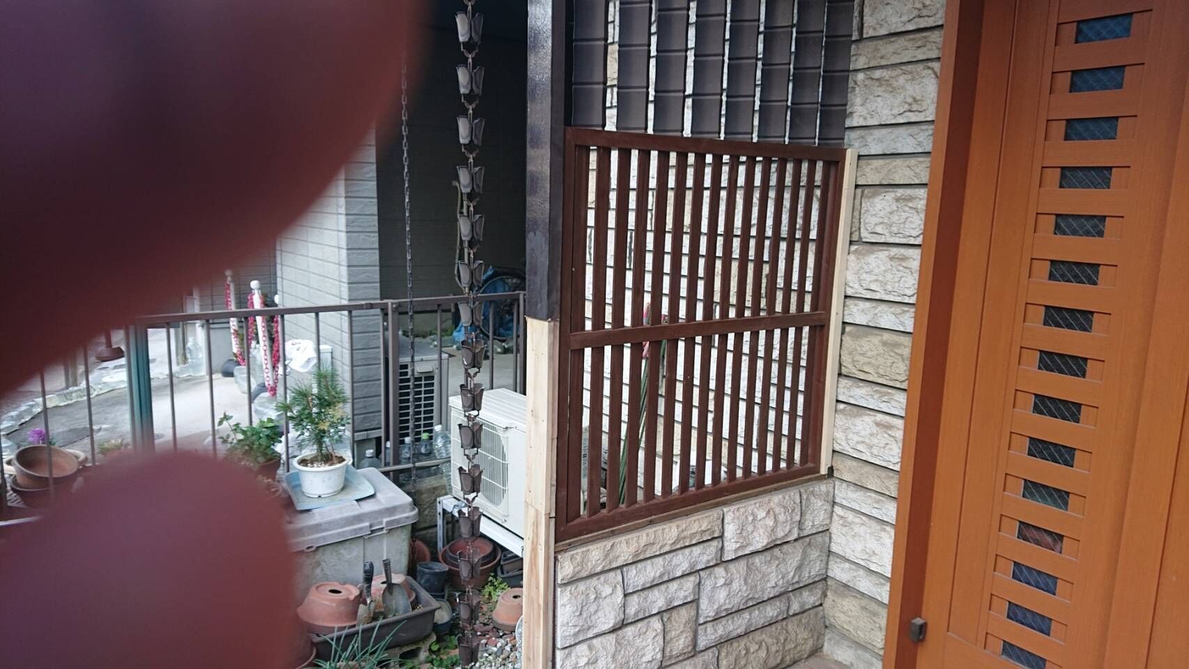 玄関前の木部をリフォーム